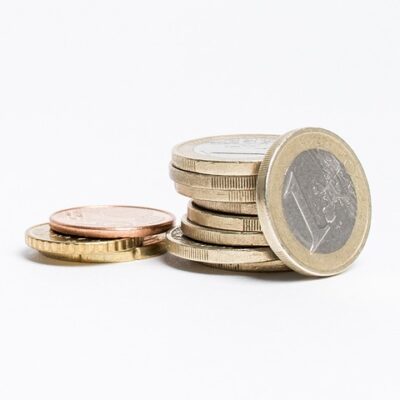 Ein Stapel: Euro-Münzen - wie sollen Betriebsräte in Zukunft bezahlt werden?